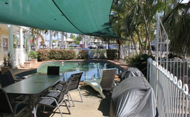 Colonial Rose Motel – Pool Area